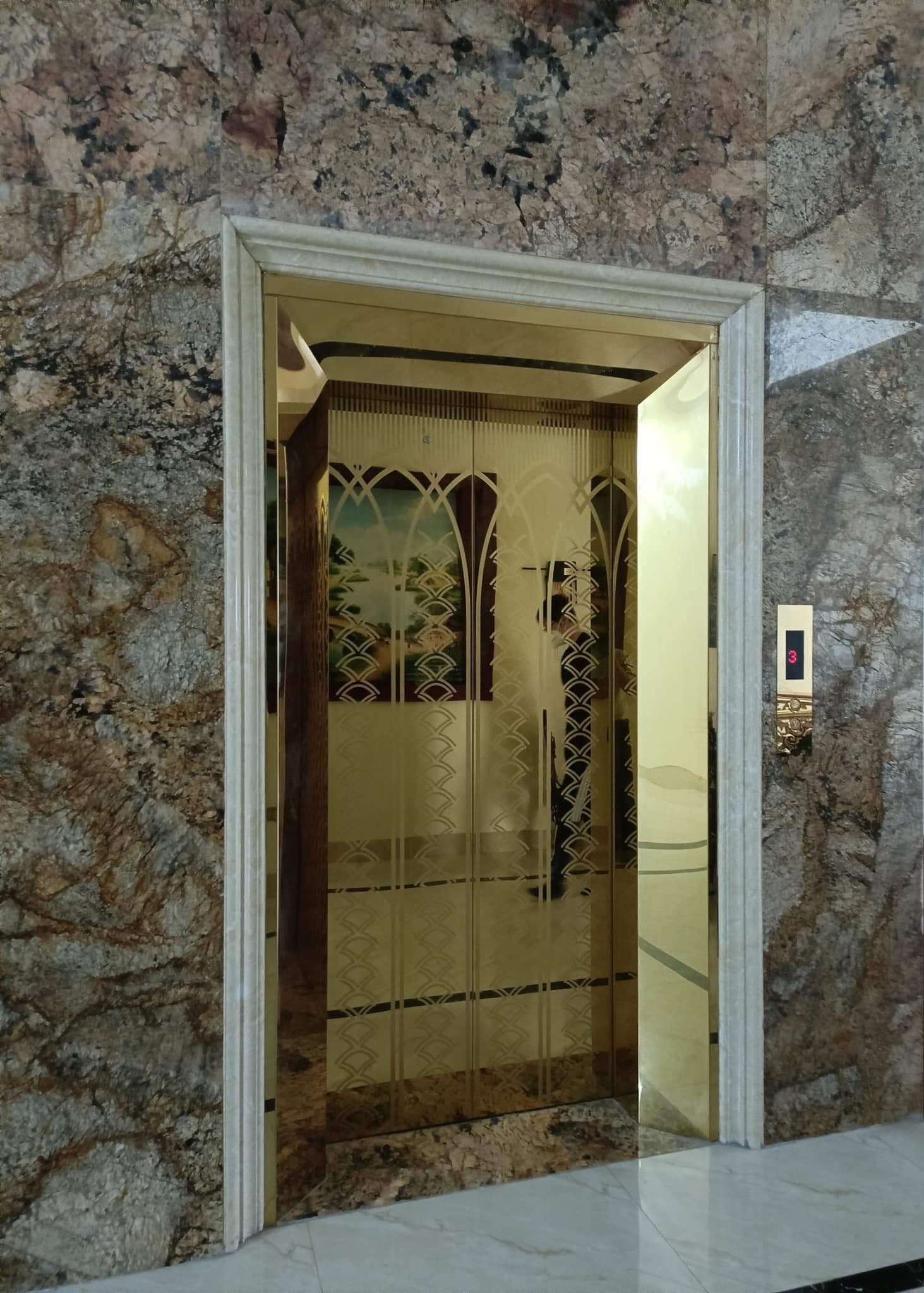 Cho thuê nhà mới, căn góc, Tôn Đức Thắng, thang máy; vỉa hè 104m2* 5T- 31 Tr - Ảnh chính